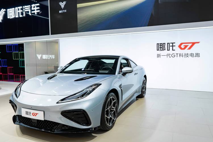 惠州65哪吒汽车在智能汽车领域的表现，领途汽车在新能源汽车市场中的影响力